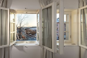 1 bedroom, premium bedding, down duvets, minibar