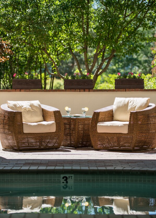 من حمّامات السباحة المغطاة