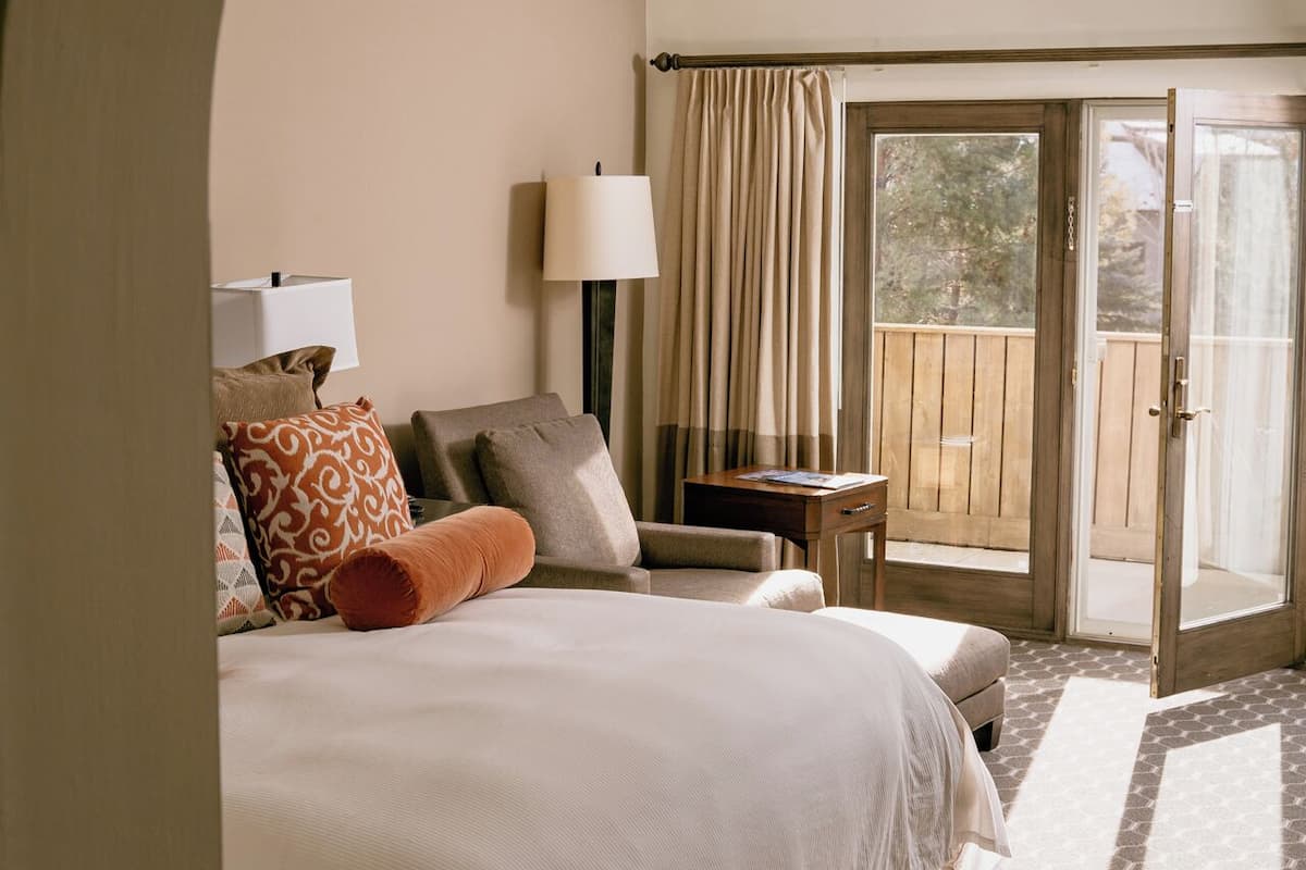 Premium bedding, down comforters, in-room safe, desk