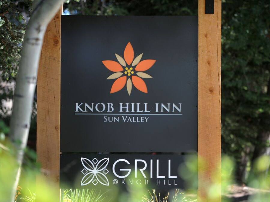 Une enseigne pour le Knob Hill Inn à Sun Valley, avec un logo et une mention indiquant la présence d’un restaurant-grill.