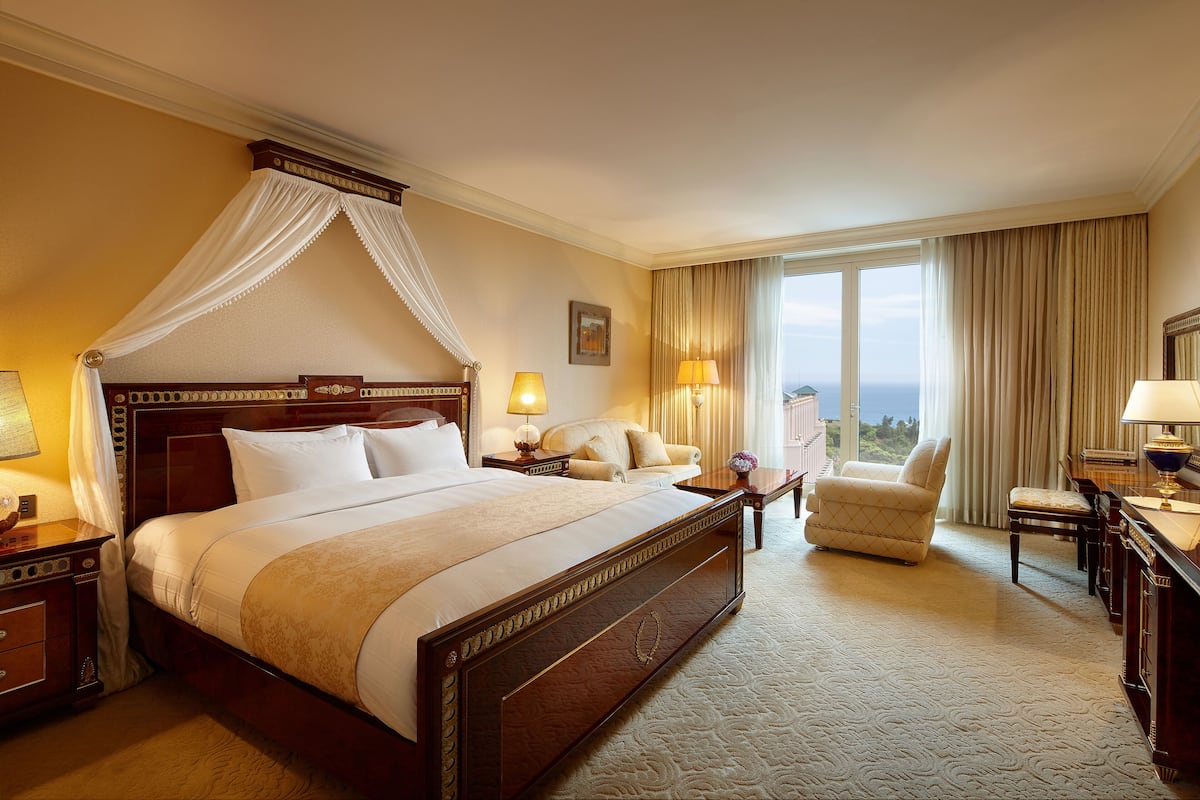 Presidential Suite | Down duvets, in-room safe, desk, laptop workspace