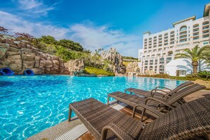 Piscine couverte, piscine extérieure, tentes de plage