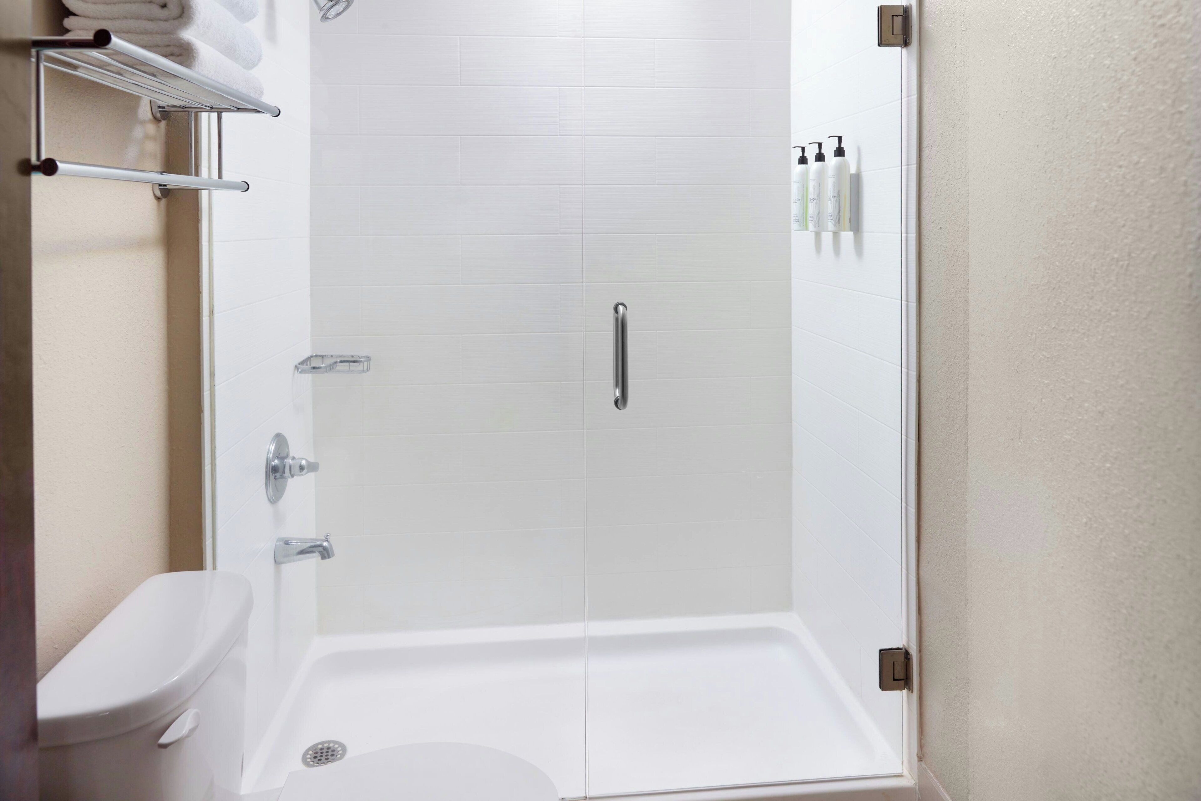 Une salle de bain moderne équipée d’une douche, de toilettes et d’un lavabo.
