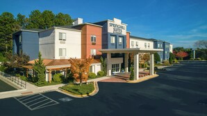 A multi-story hotel with a sign reading "Springhill Suites by Marriott" and a covered entrance. - Springhill Suites By Marriott Atlanta Six Flags (Lithia Springs)
