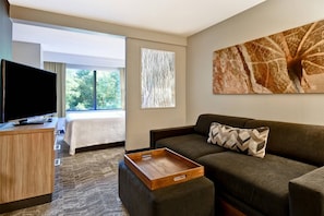 高档床上用品、客房内保险箱、办公桌、遮光窗帘