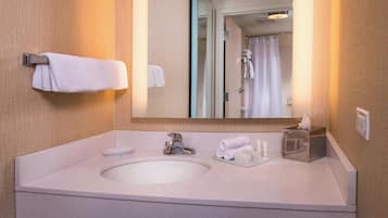 Combined shower/tub, free toiletries, hair dryer, towels