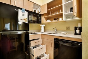 Hypo-allergenic bedding, in-room safe, desk, laptop workspace