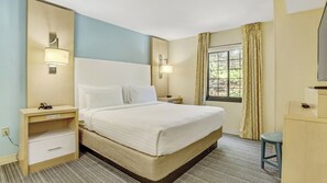 Roupas de cama antialérgicas, cofres nos quartos, escrivaninha
