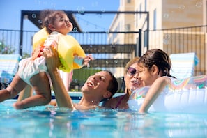 Una piscina con galleggianti gonfiabili e bolle.