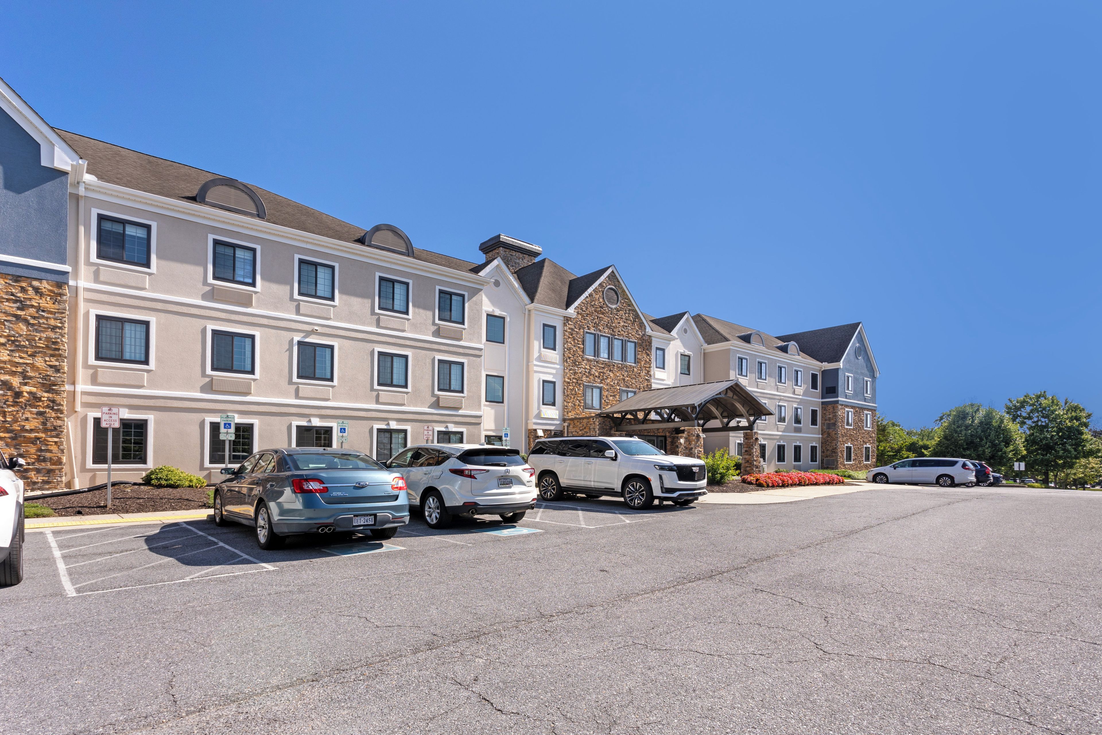 A multi-story hotel with a parking lot.