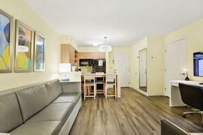 Hypo-allergenic bedding, in-room safe, desk, laptop workspace - Staybridge Suites Columbia Baltimore by IHG (Columbia)