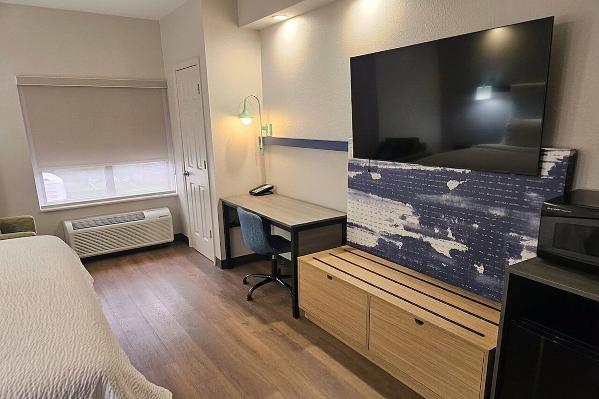Desk, iron/ironing board, WiFi (free), bed sheets