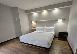 Standard Room, 1 Queen Bed, Accessible Bathtub (Mobility Accessible) | Desk, iron/ironing board, WiFi (free), bed sheets - Garner Hotel Frederick Southeast by IHG (Frederick)