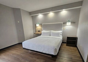 Escritorio, tabla de planchar con plancha, wifi gratis y ropa de cama 