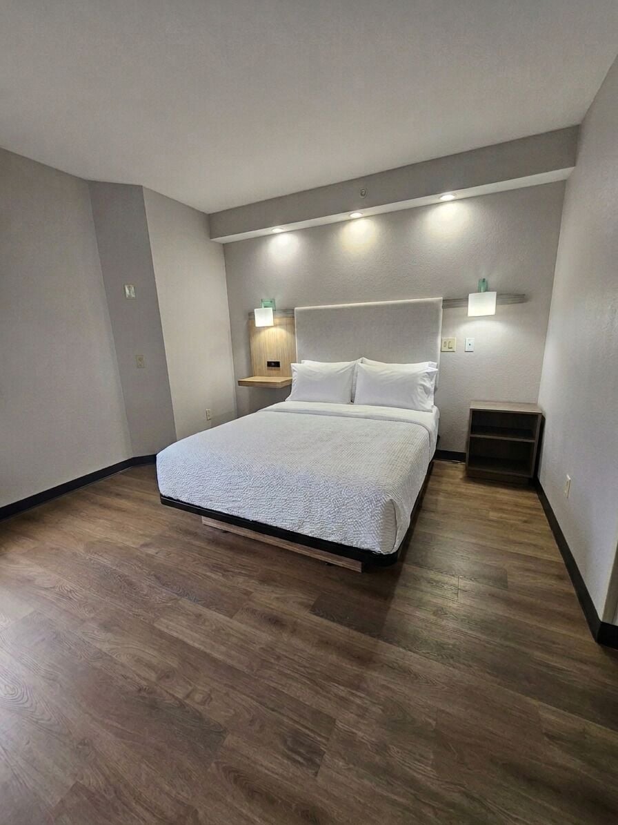 办公桌、熨斗/熨衣板、免费 WiFi、床单
