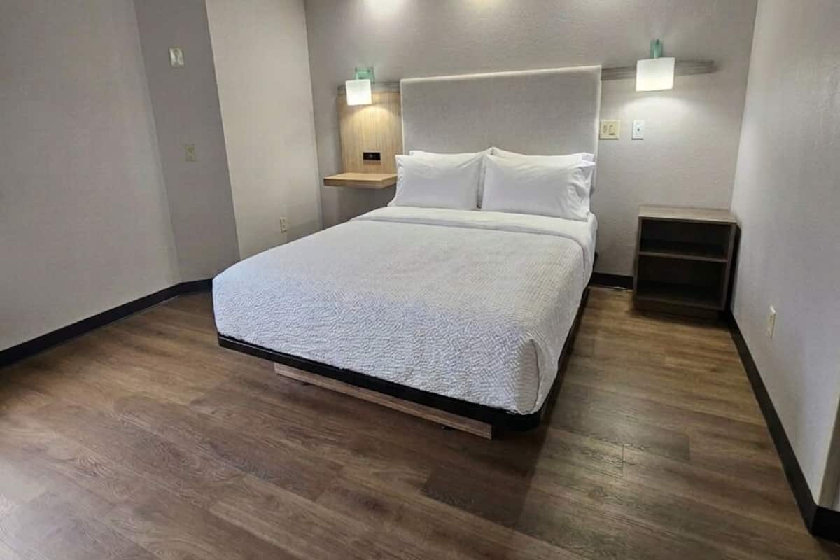 Desk, iron/ironing board, WiFi (free), bed sheets