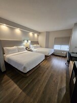Escritorio, tabla de planchar con plancha, wifi gratis y ropa de cama 