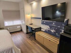 Escritorio, tabla de planchar con plancha, wifi gratis y ropa de cama 