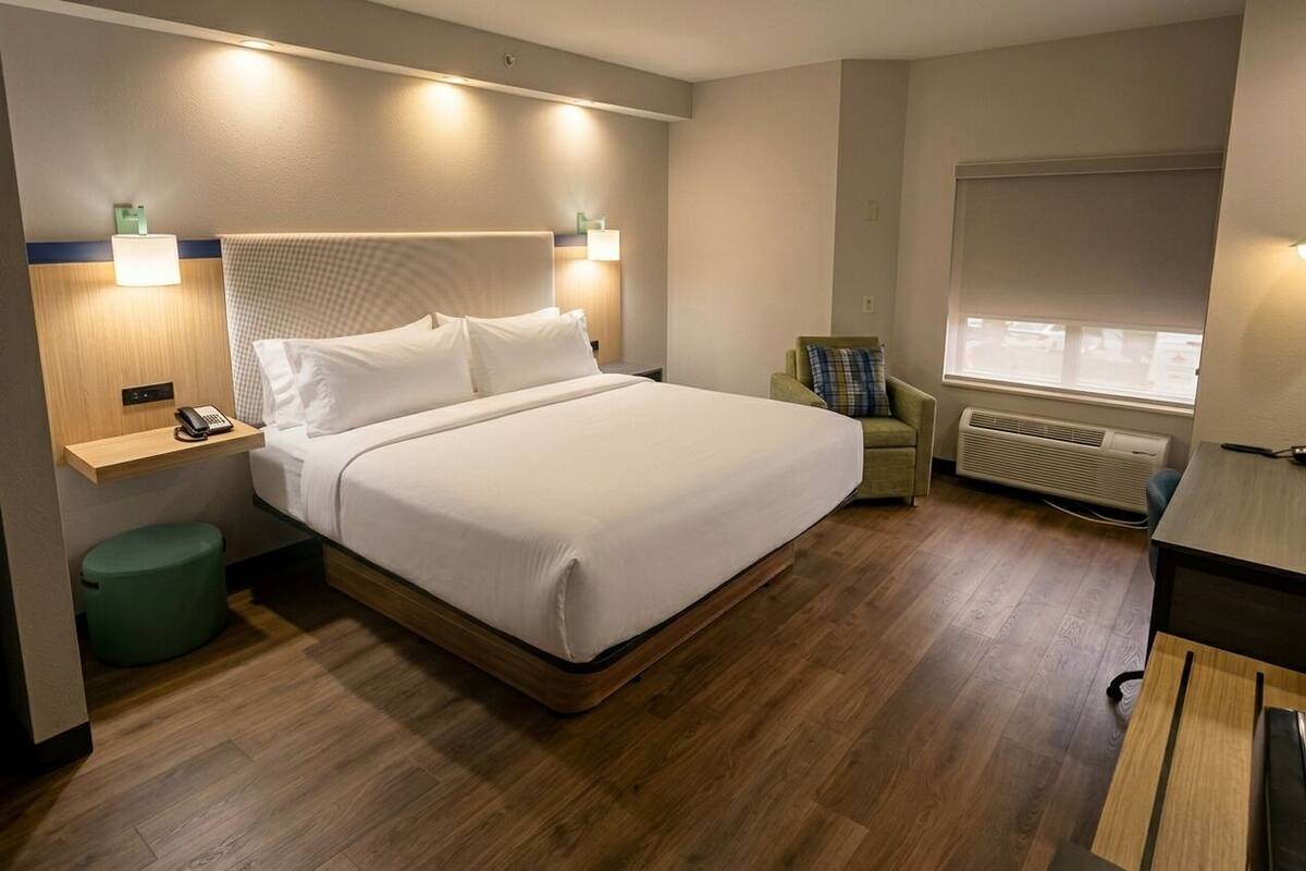 Desk, iron/ironing board, WiFi (free), bed sheets