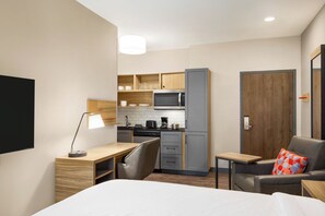 1 bedroom, premium bedding, desk, laptop workspace