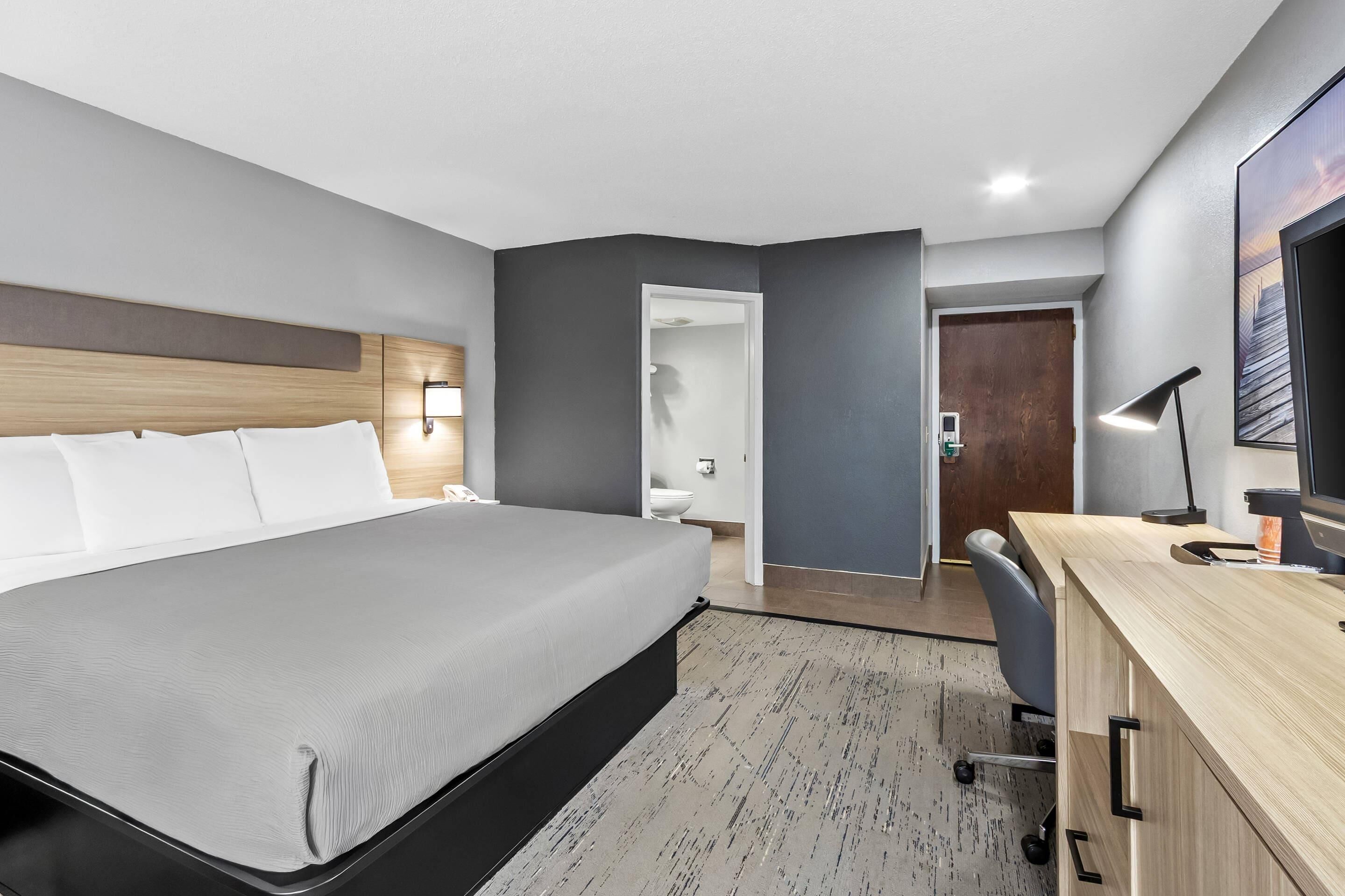 Suite, 1 King Bed, Non-Smoking | Meja kerja, tirai kedap cahaya, dan setrika/meja setrika