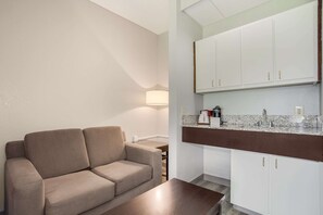 Desk, blackout drapes, iron/ironing board, free cribs/infant beds - Quality Inn Conway Northwest (Conway)