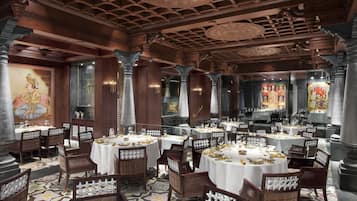 4 restaurants; breakfast, lunch and dinner served