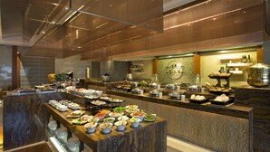 Un espace buffet proposant divers plats et un comptoir équipé de matériel de cuisine.