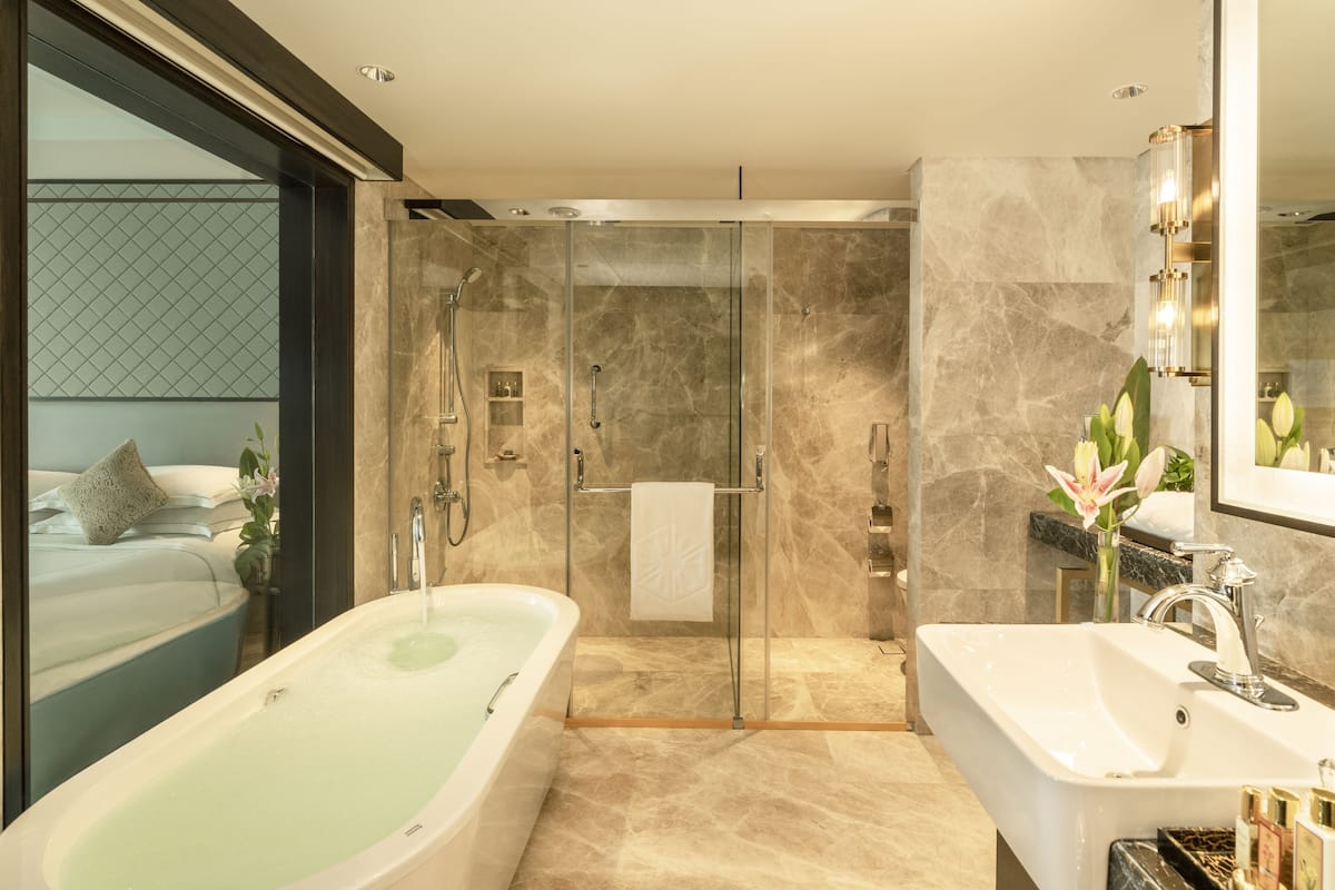 deep-soaking bathtub