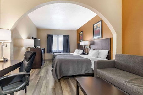 Individuell eingerichtet, Schreibtisch, laptopgeeigneter Arbeitsplatz. Quality Inn & Suites Wichita Falls I-44