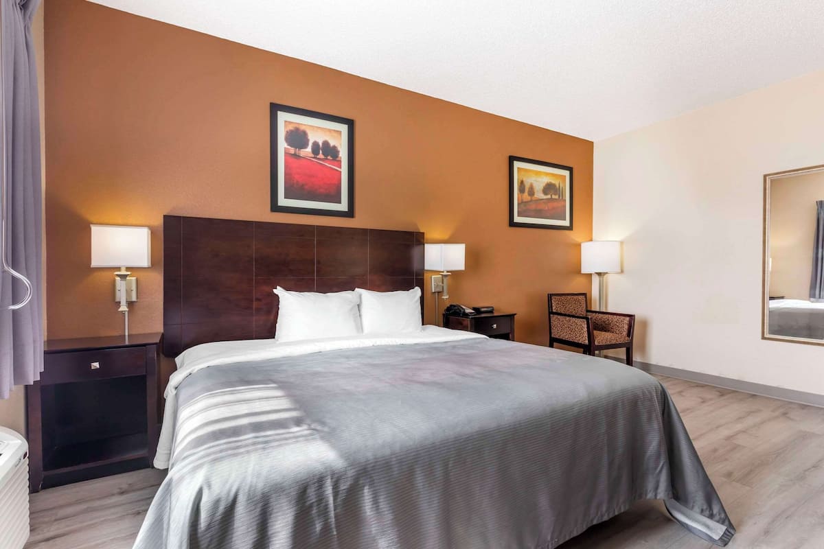 Chambre, 1 très grand lit, accessible aux personnes à mobilité réduite, non-fumeur