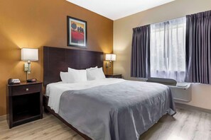 客室ごとに異なるインテリア、デスク、ノートパソコン用作業スペース、遮光カーテン