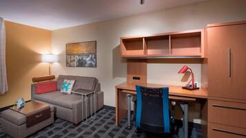 Suite, 2 kamar tidur | Area keluarga | Televisi layar datar 32-inci dengan saluran TV kabel dan TV