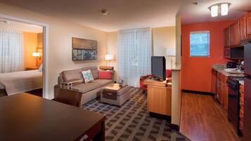 Suite, 2 kamar tidur | Seprai premium, brankas, dan ruang kerja ramah laptop