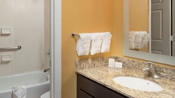 Combined shower/bathtub, free toiletries, hair dryer, towels