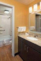Combined shower/tub, free toiletries, hair dryer, towels