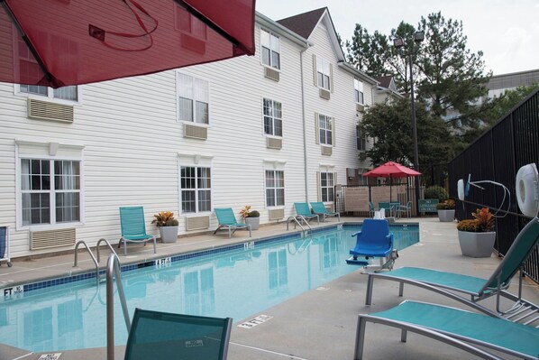 Seasonal outdoor pool - TownePlace Suites by Marriott Atlanta Alpharetta (Alpharetta)