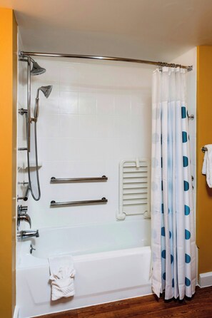 Combined shower/tub, free toiletries, hair dryer, towels