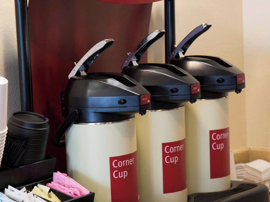 Una estación de café con tres máquinas de café Corner Cup y diferentes opciones de cápsulas.