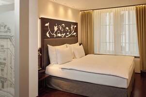 Double Room | Peti besi dalam bilik, meja, langsir/tirai gelap terus