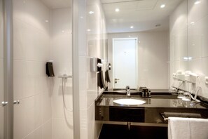 Combined shower/tub, rainfall showerhead, free toiletries, hair dryer - Rilano 24- 7 Hotel Munchen (Munich)