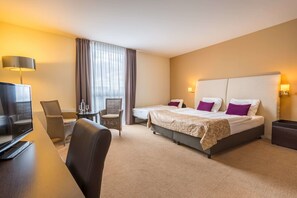 Hochwertige Bettwaren, Minibar, Schreibtisch