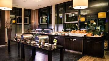 Tägliches Frühstücksbuffet (22 EUR pro Person)