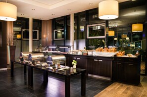 Tägliches Frühstücksbuffet (22 EUR pro Person)