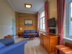 Junior Suite | In-room safe, individually furnished, blackout drapes, soundproofing