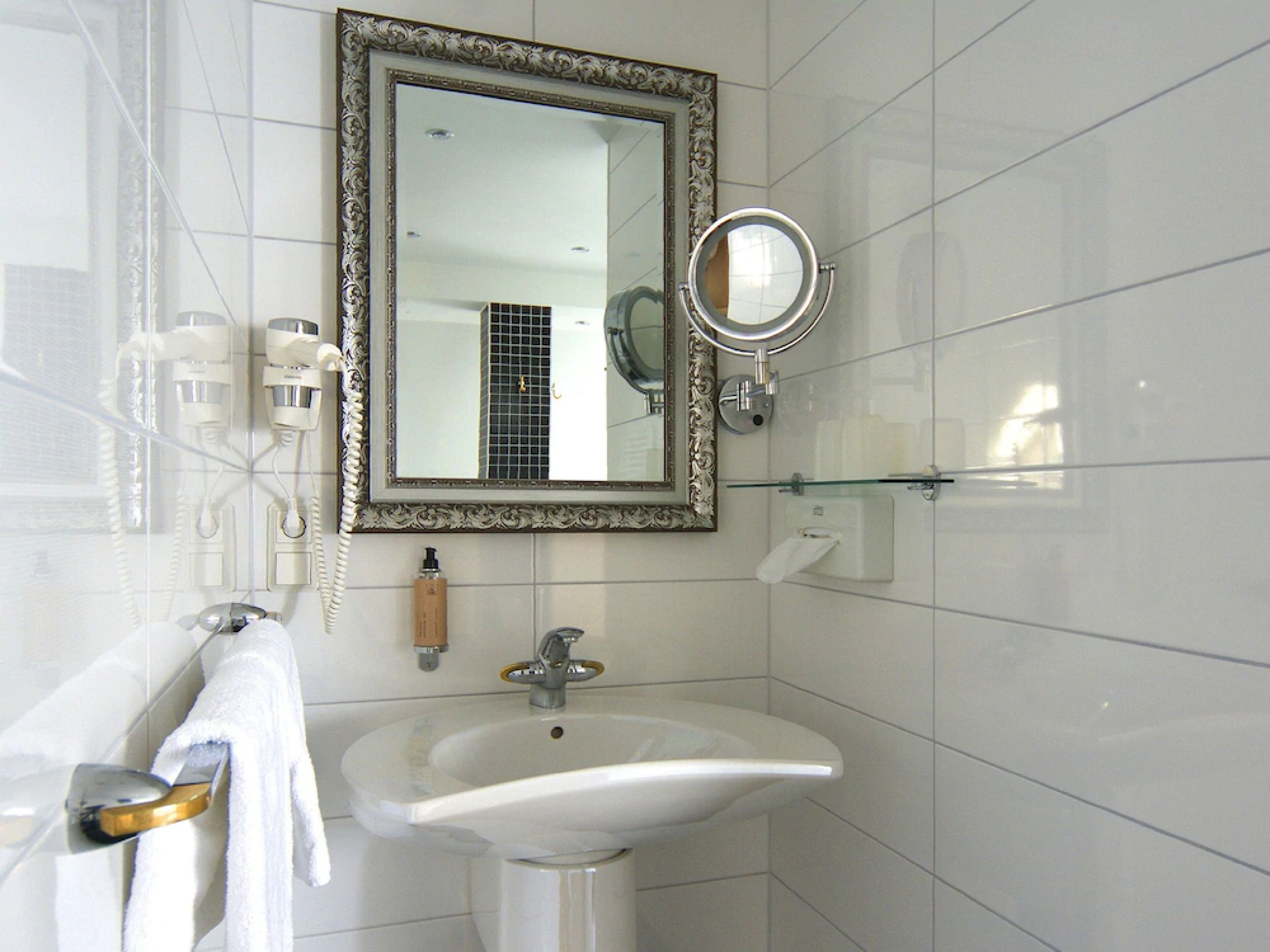 combined shower/bathtub, free toiletries, hair dryer, towels