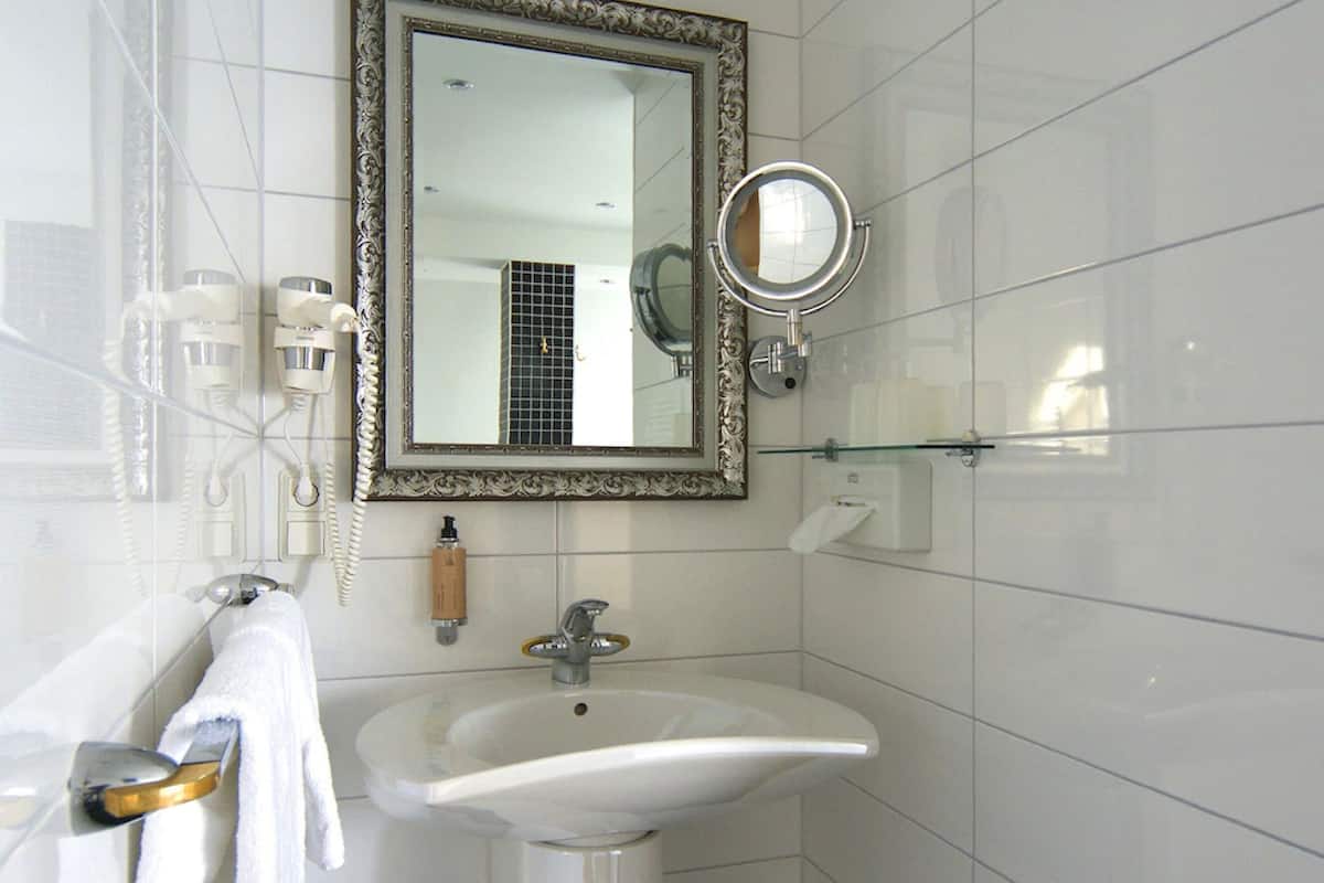 combined shower/bathtub, free toiletries, hair dryer, towels