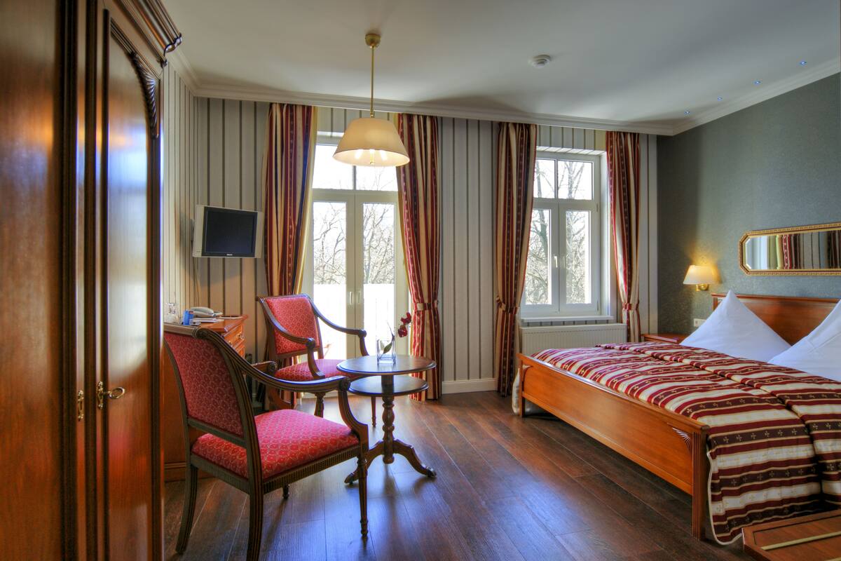 deluxe double room | living area