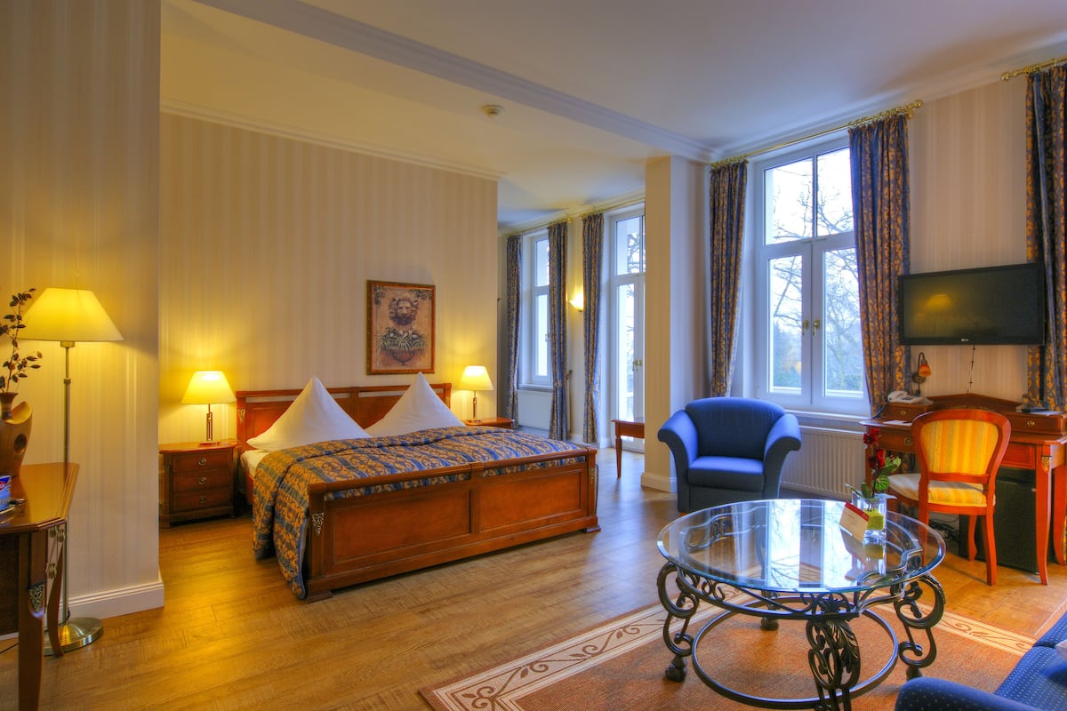 junior suite | in-room safe, individually furnished, blackout curtains, soundproofing