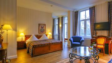 جناح جونيور | خزنة داخل الغرفة وطراز فريد لكل وحدة وستائر تعتيم وتجهيزات عازلة للصوت